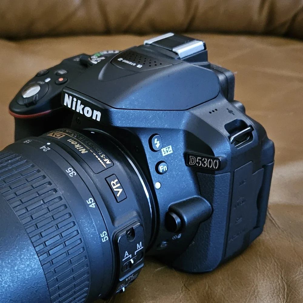 Nikon D5300 DSLR Camera 24.2MP With 18-55mm VR Lens +Charger.